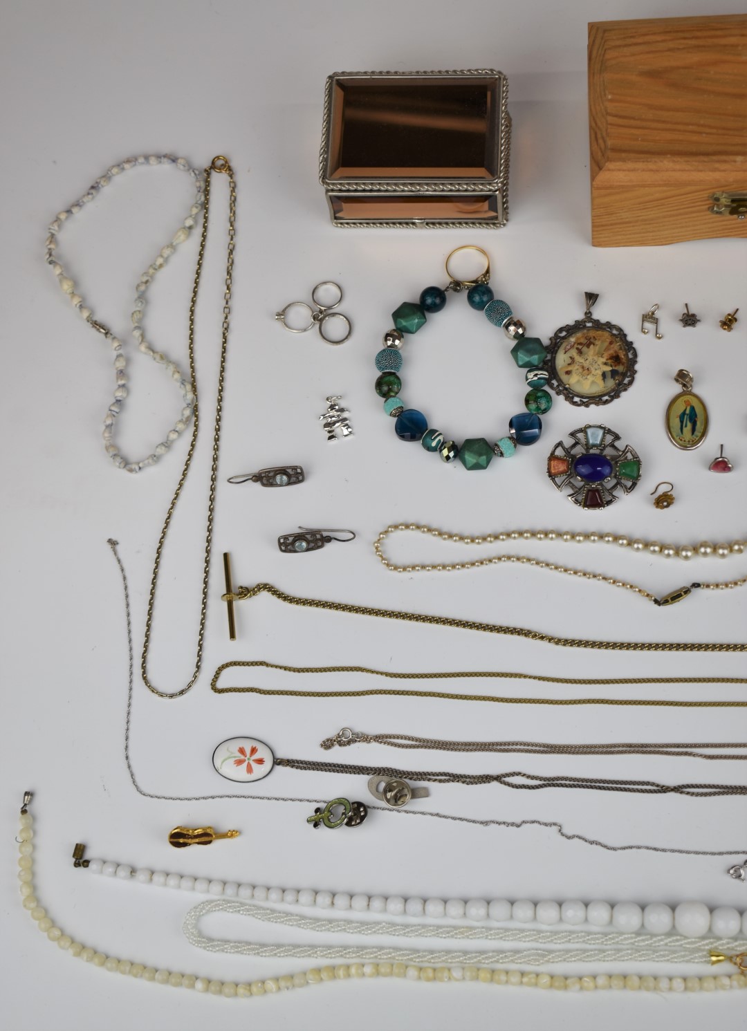 A collection of jewellery including silver brooch, silver earrings, beads, 9ct gold ring, 9ct gold - Image 2 of 3