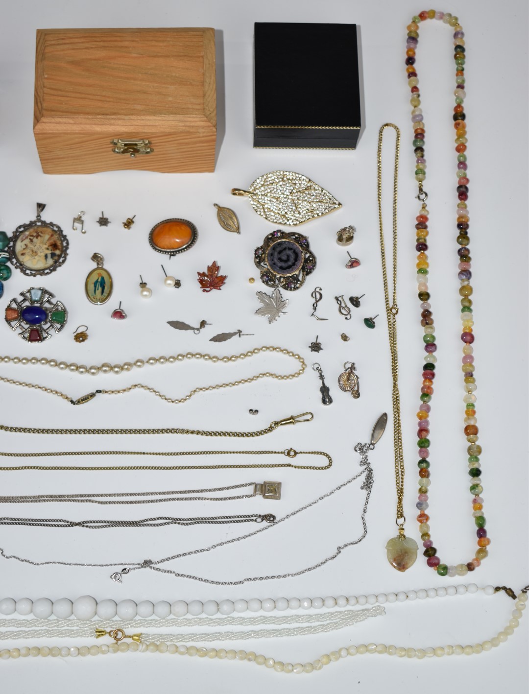 A collection of jewellery including silver brooch, silver earrings, beads, 9ct gold ring, 9ct gold - Image 3 of 3