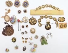A collection of jewellery including Toledo, Sphinx brooch, Art Deco beetle brooch, etc