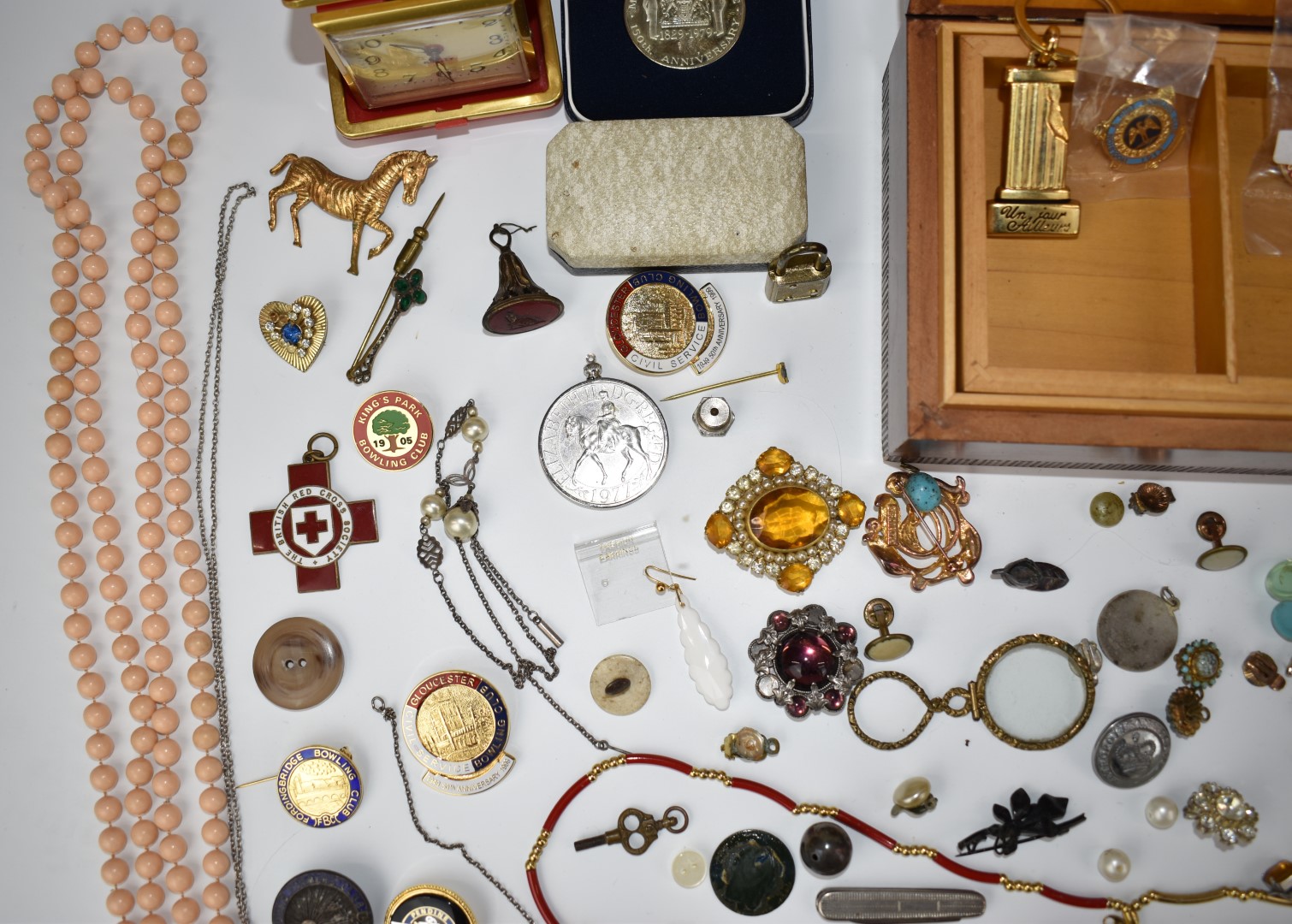 A collection of costume jewellery including vintage brooches, silver St Christopher, vintage watch - Image 4 of 11