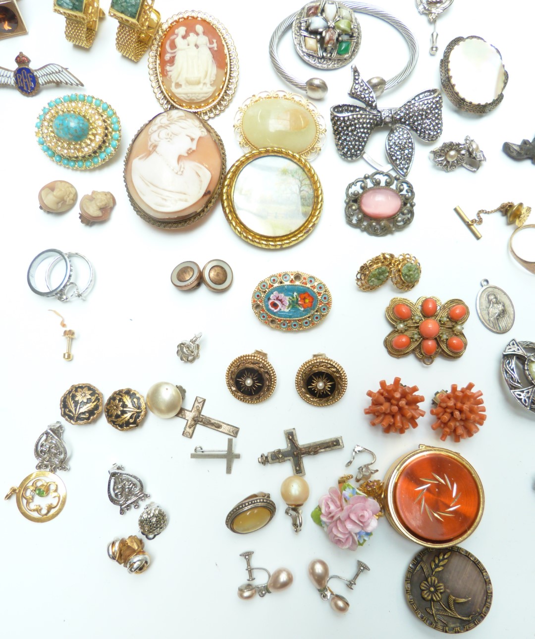 A collection of costume jewellery including vintage brooches, cameo brooch, cufflinks, silver gilt - Image 4 of 5