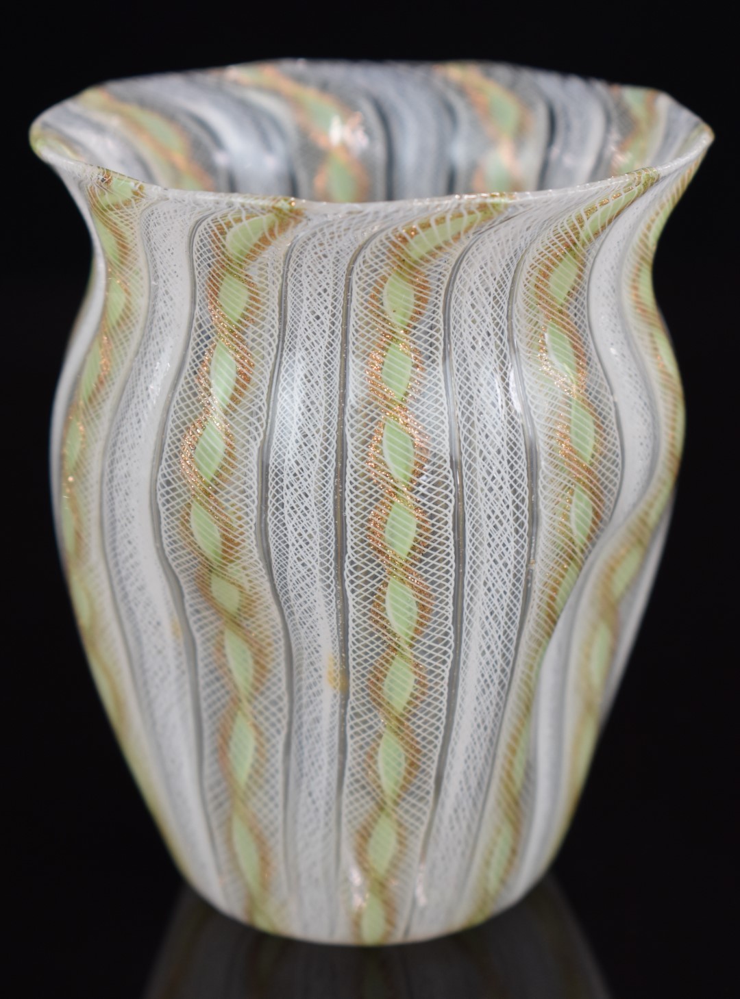 Five pieces of glassware comprising Sabino Bramble opalescent dish, Venini style vase with zanfirico - Bild 4 aus 7