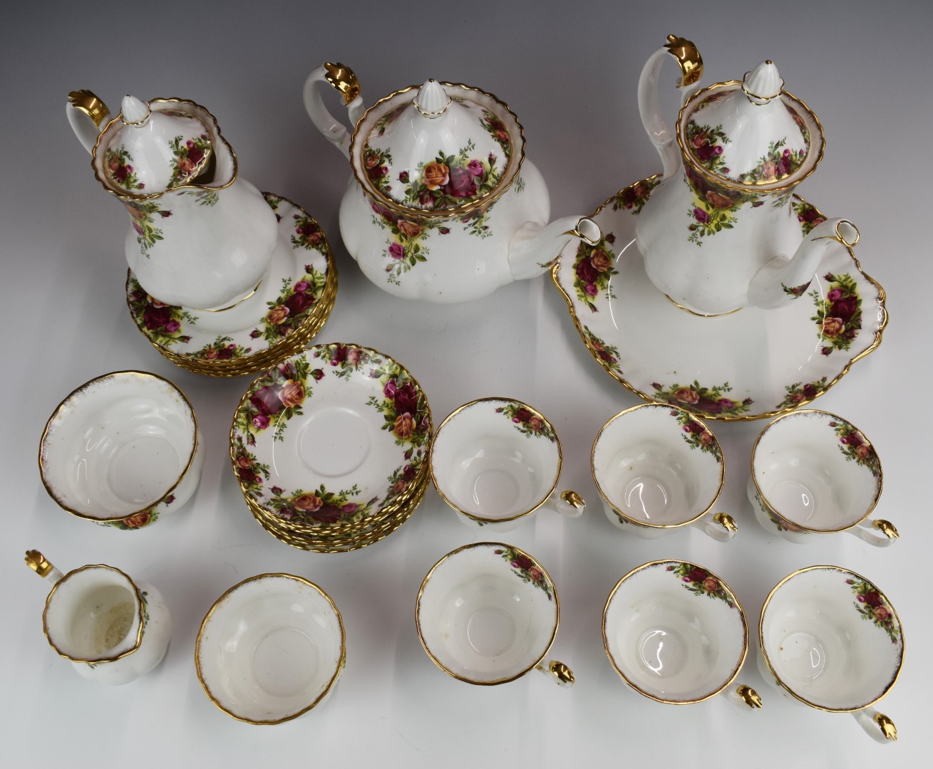 Approximately twenty seven pieces of Royal Albert Old Country Roses teaware, including tea and - Bild 2 aus 3