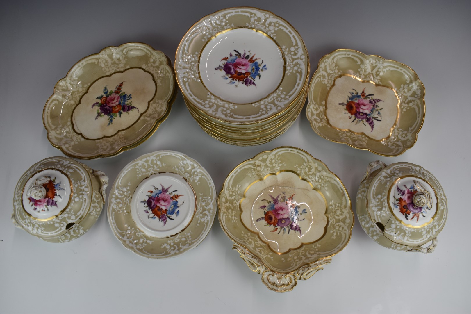 Victorian Coalport porcelain dinnerware hand decorated with floral sprays and with relief moulded - Bild 2 aus 3