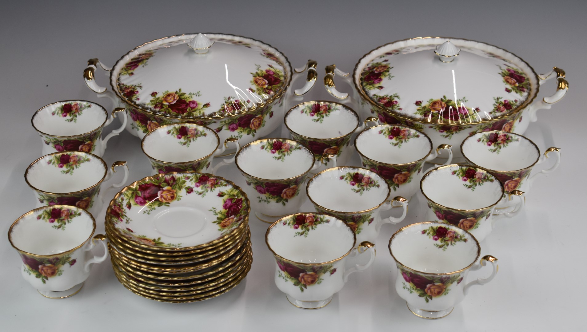 Approximately one hundred and four pieces of Royal Albert Old Country Roses dinner and teaware, - Bild 2 aus 5