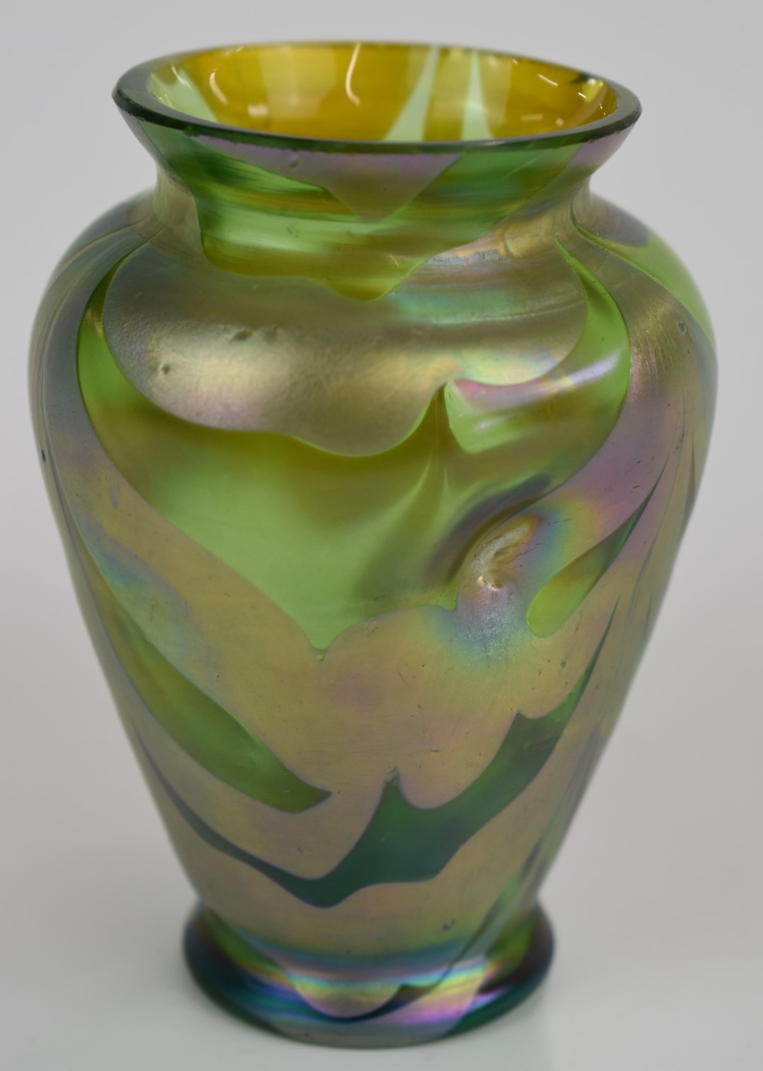 Loetz or similar dimpled iridescent glass vase, 11.5cm tall. - Bild 2 aus 3