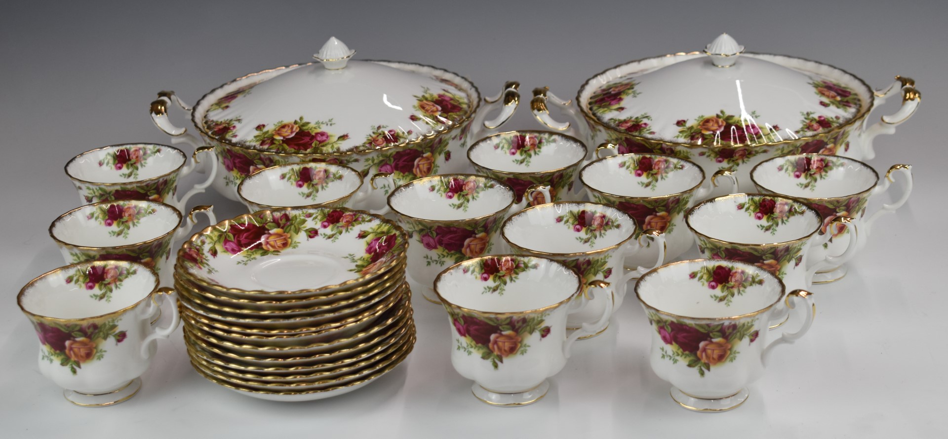 Approximately one hundred and four pieces of Royal Albert Old Country Roses dinner and teaware, - Bild 3 aus 5