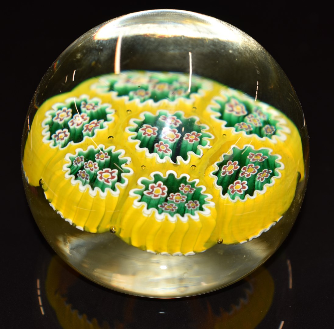 Eight glass paperweights mostly with millefiori decoration, some with latticino canes, including - Bild 6 aus 9