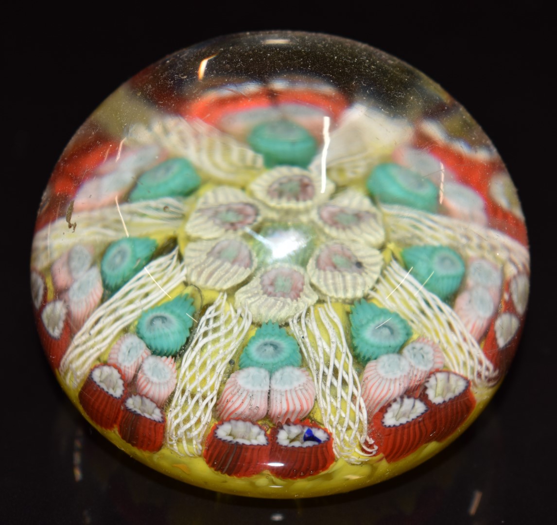 Eight glass paperweights mostly with millefiori decoration, some with latticino canes, including - Bild 9 aus 9