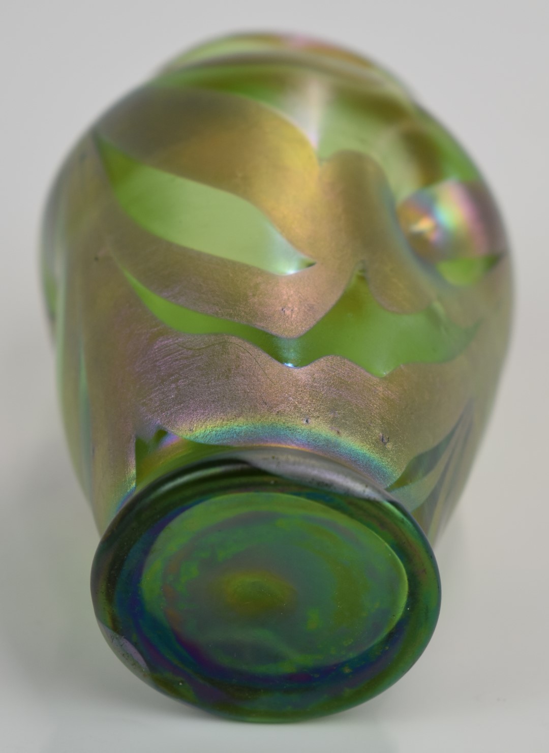 Loetz or similar dimpled iridescent glass vase, 11.5cm tall. - Bild 3 aus 3