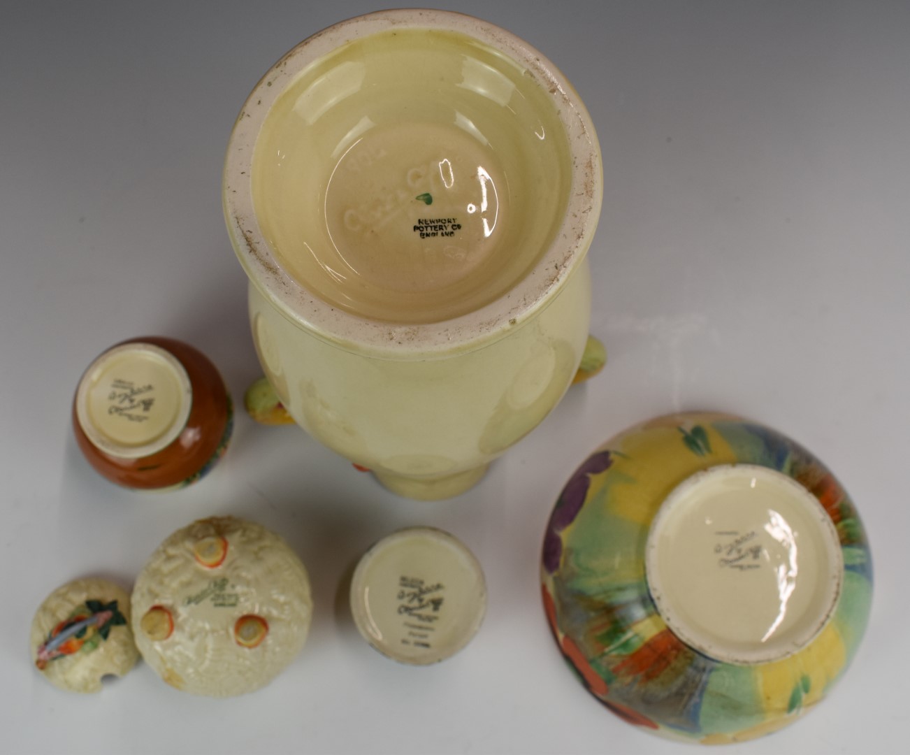 Five pieces of Clarice Cliff / Newport Pottery including Crocus and Delecia patterns, tallest 32cm - Bild 3 aus 3