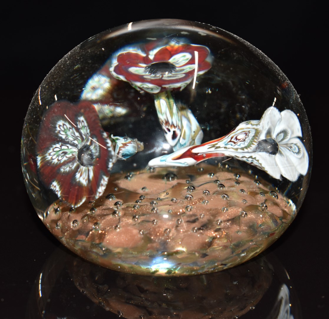 Eight glass paperweights mostly with millefiori decoration, some with latticino canes, including - Bild 2 aus 9