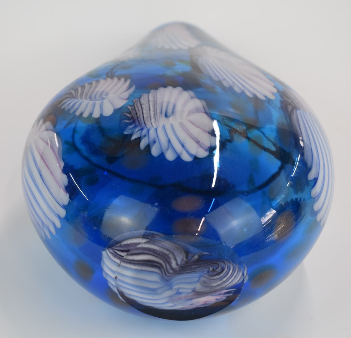 Murano style glass vase with aventurine and stylized shell decoration on blue ground, 34 cm tall. - Bild 3 aus 3