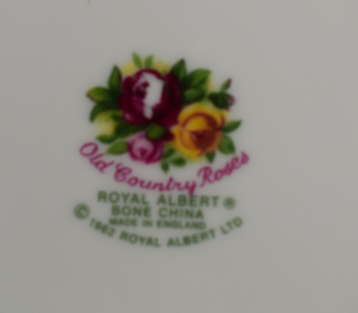 Approximately one hundred and four pieces of Royal Albert Old Country Roses dinner and teaware, - Bild 5 aus 5