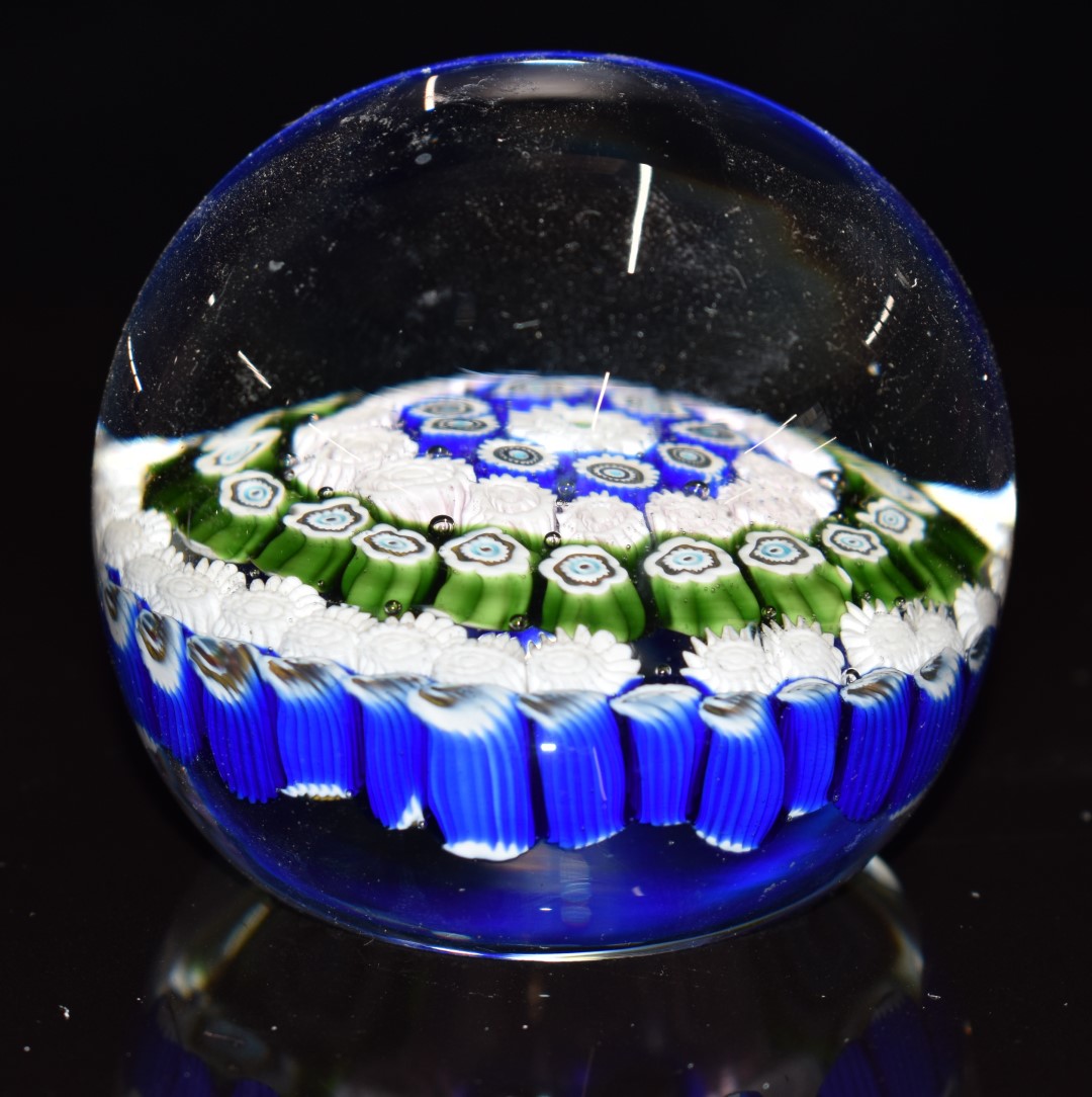 Eight glass paperweights mostly with millefiori decoration, some with latticino canes, including - Bild 3 aus 9