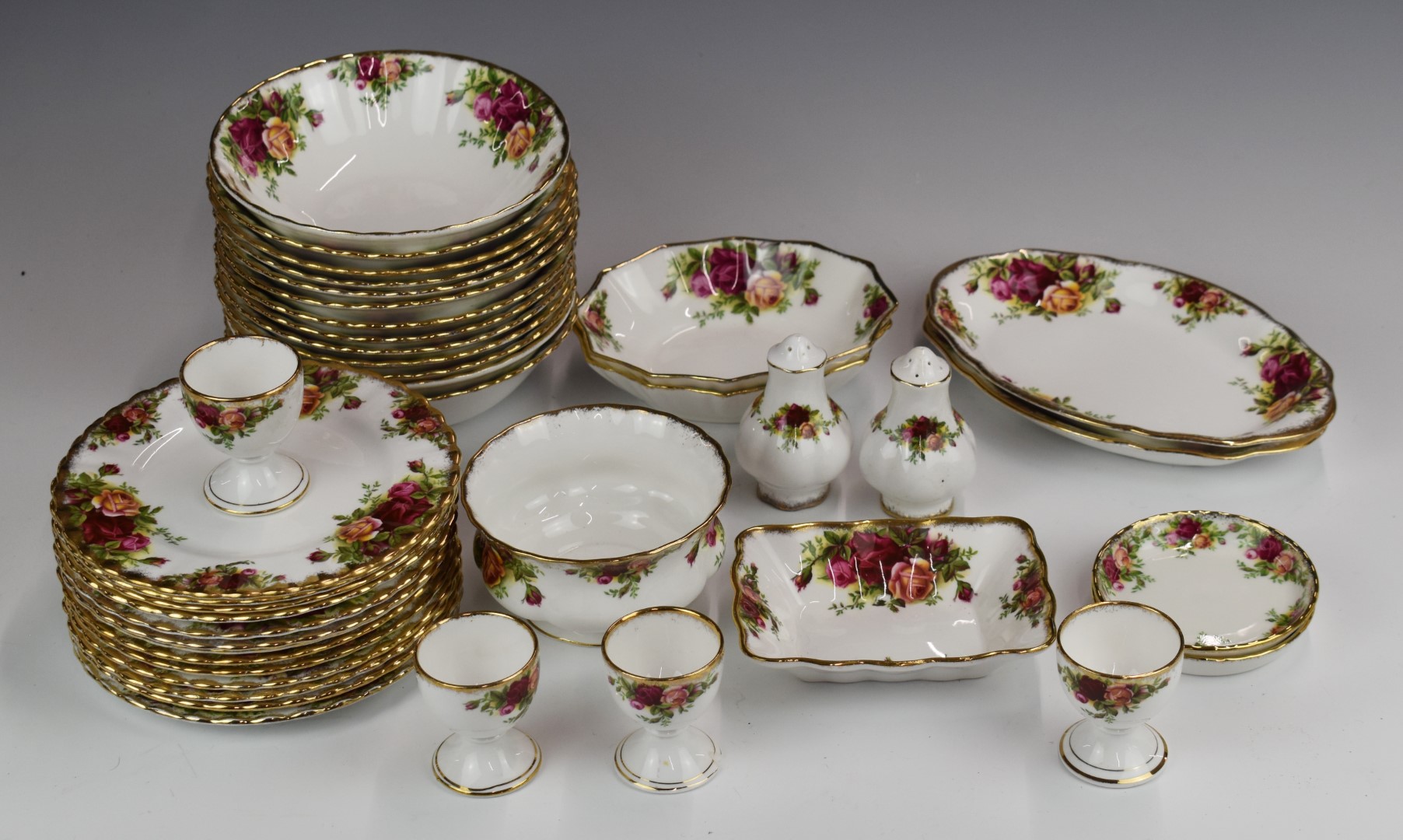 Approximately one hundred and four pieces of Royal Albert Old Country Roses dinner and teaware, - Bild 4 aus 5