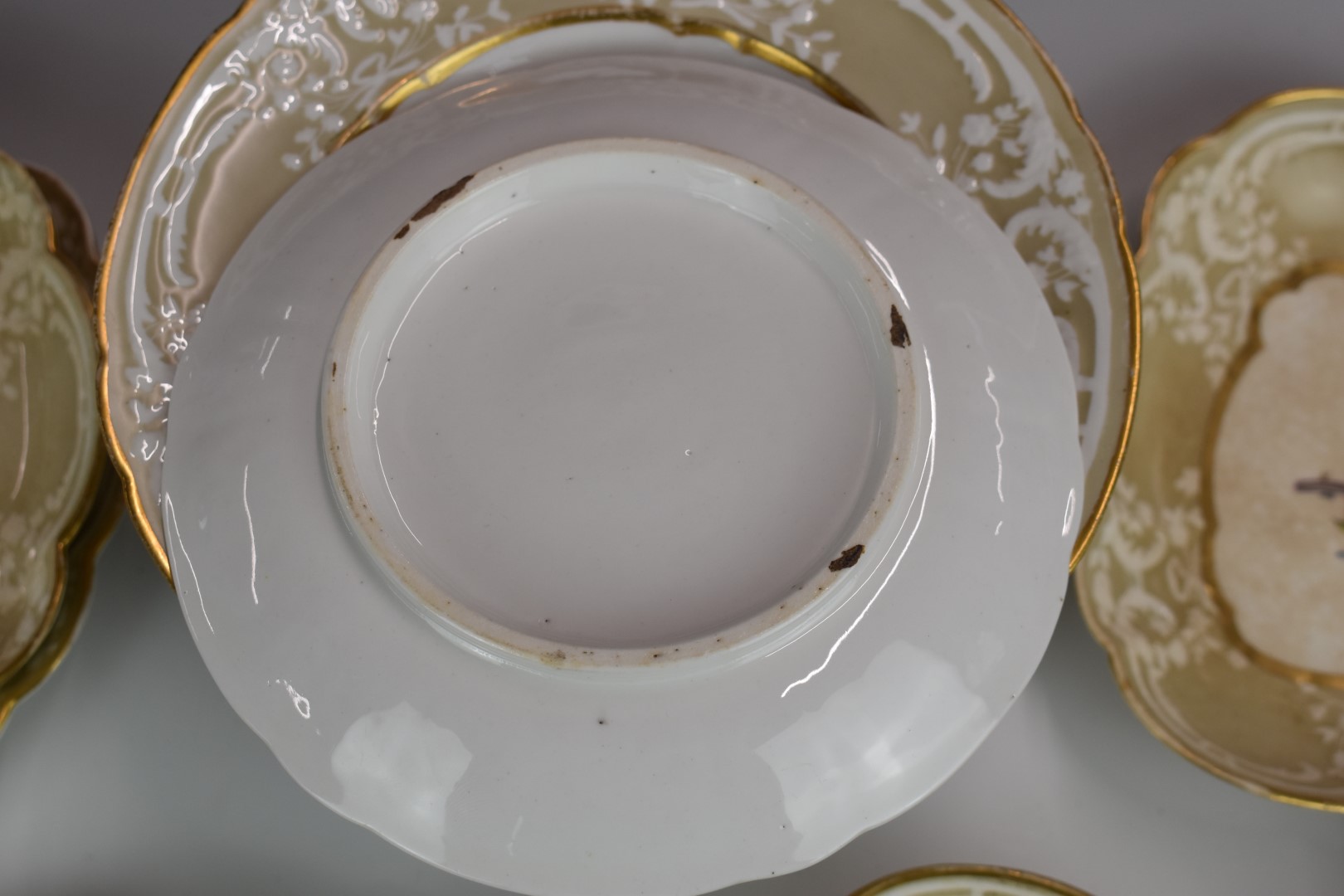 Victorian Coalport porcelain dinnerware hand decorated with floral sprays and with relief moulded - Bild 3 aus 3