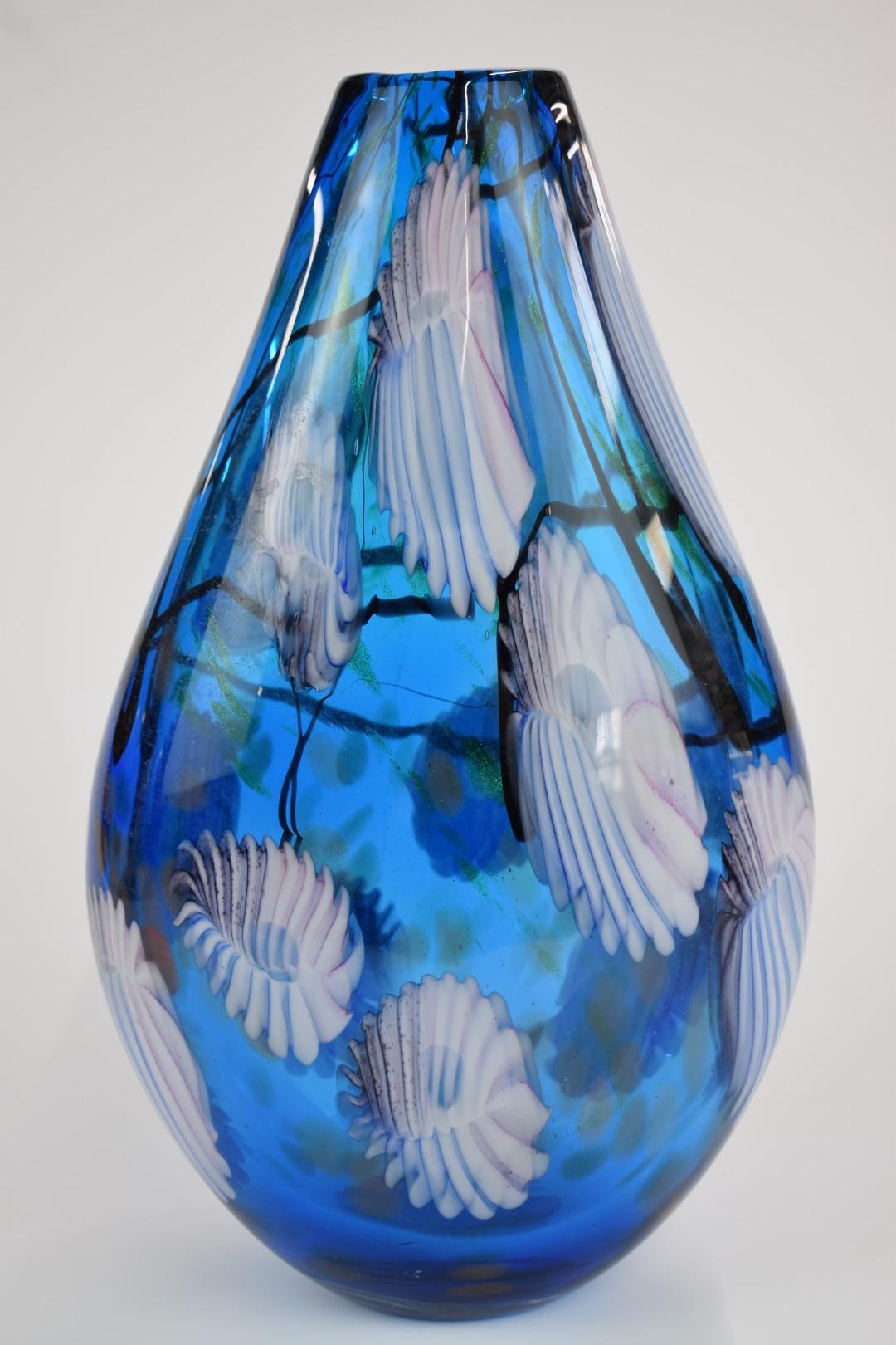 Murano style glass vase with aventurine and stylized shell decoration on blue ground, 34 cm tall. - Bild 2 aus 3