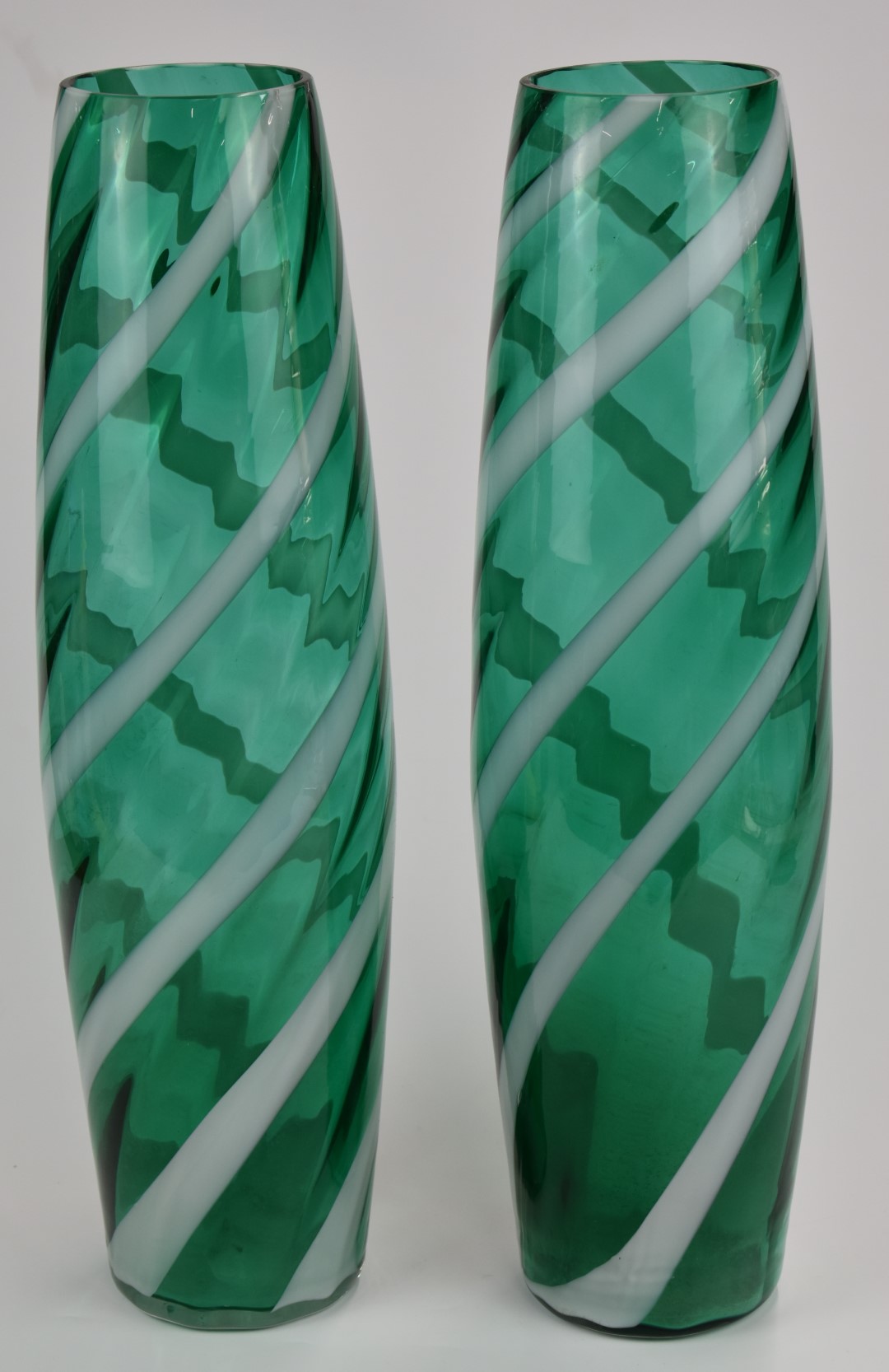 A pair of Hans Geismar Italian art glass vases with white twist decoration and original paper - Bild 2 aus 2