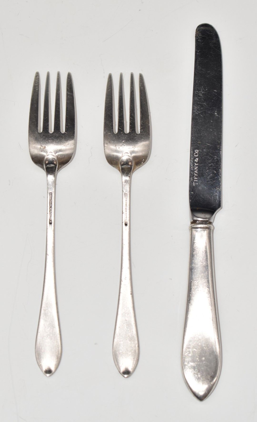 Two Tiffany & Co. sterling silver forks, length 15.5cm, and similar knife, weight of forks 72g, in - Image 2 of 5