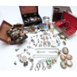 A collection of jewellery including rings, chains, vintage brooches, agate pendants, glass pendants,