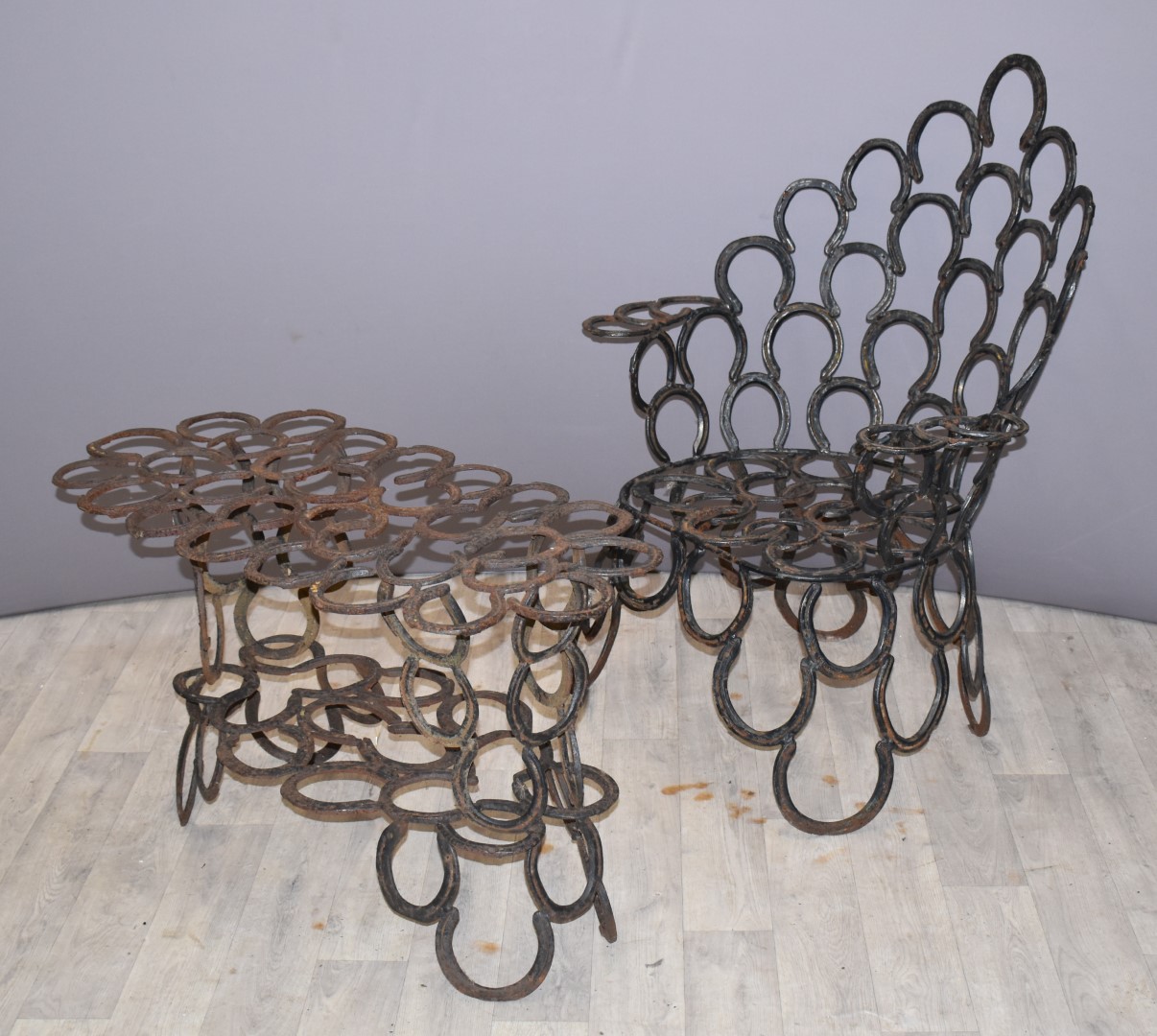 Garden furniture suite made from horseshoes comprising sofa, chair and table - Bild 3 aus 3