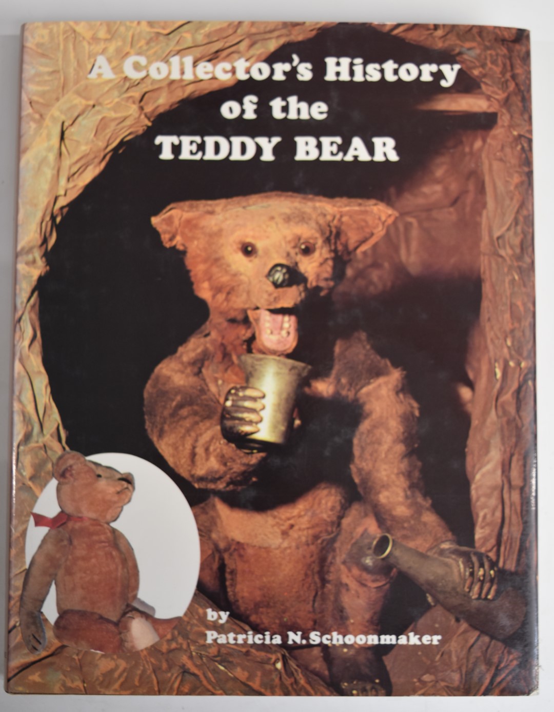 Forty-four Teddy bear related books including The Dean's Rag Book Company The First 100 Years and - Bild 3 aus 5