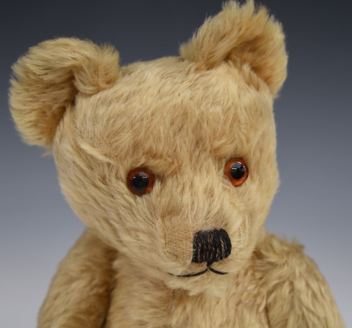 Farnell Alfa Teddy bear with blonde mohair, soft filling, disc joints, cloth pads, stitched features - Image 4 of 4