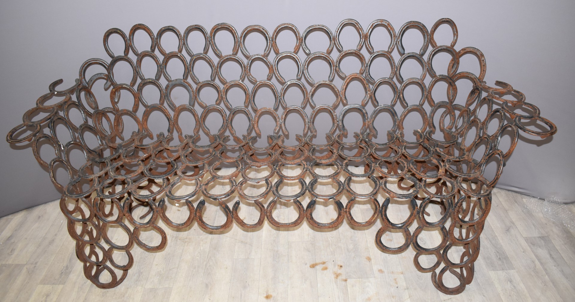 Garden furniture suite made from horseshoes comprising sofa, chair and table - Bild 2 aus 3