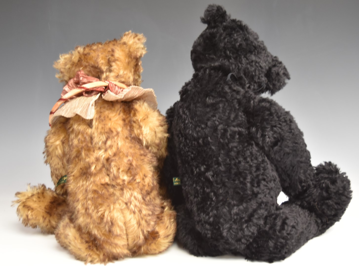 Two Pam Howells Bears That Are Special Teddy bears, one with black mohair, shaved snout, disc joints - Bild 2 aus 6