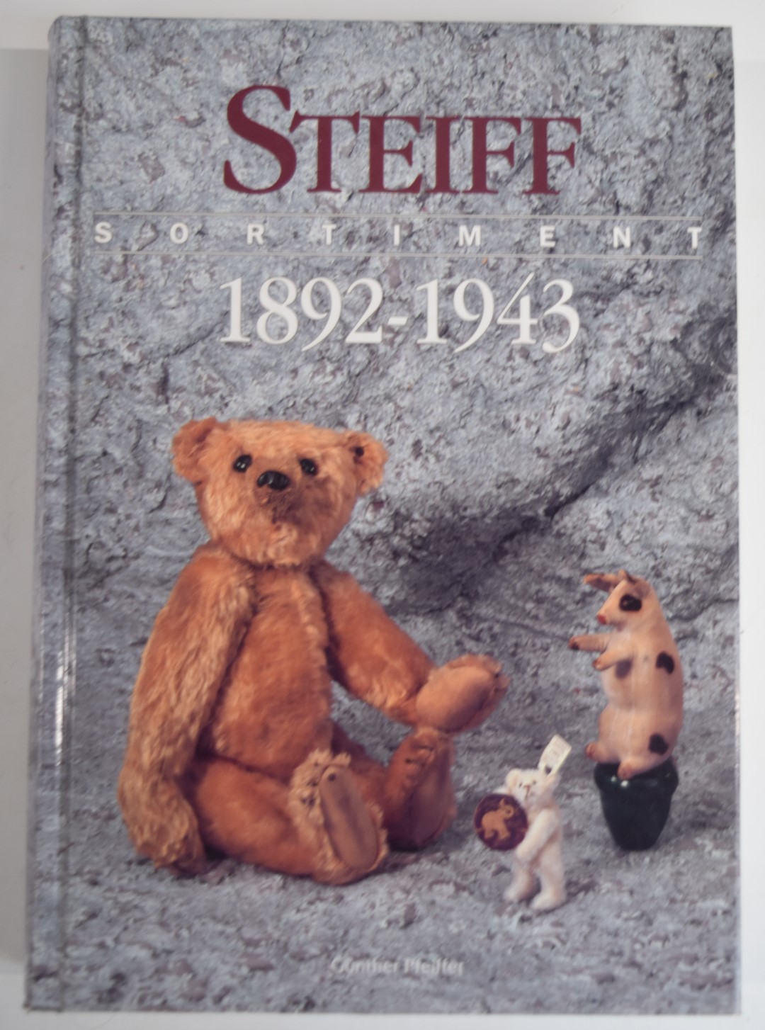 Forty-four Teddy bear related books including The Dean's Rag Book Company The First 100 Years and - Bild 4 aus 5