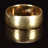 A 9ct gold wedding band / ring, 3.8g, size R