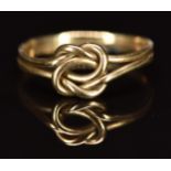 A 9ct gold ring in the form of a lover's knot, 1.7g, size O/N