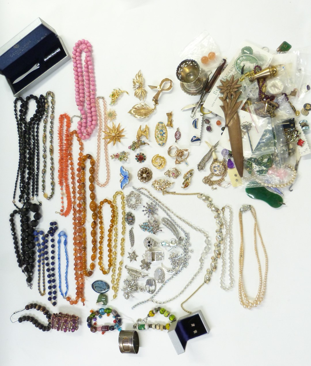 A collection of costume jewellery including silver earrings, agate beads, vintage brooches, enamel