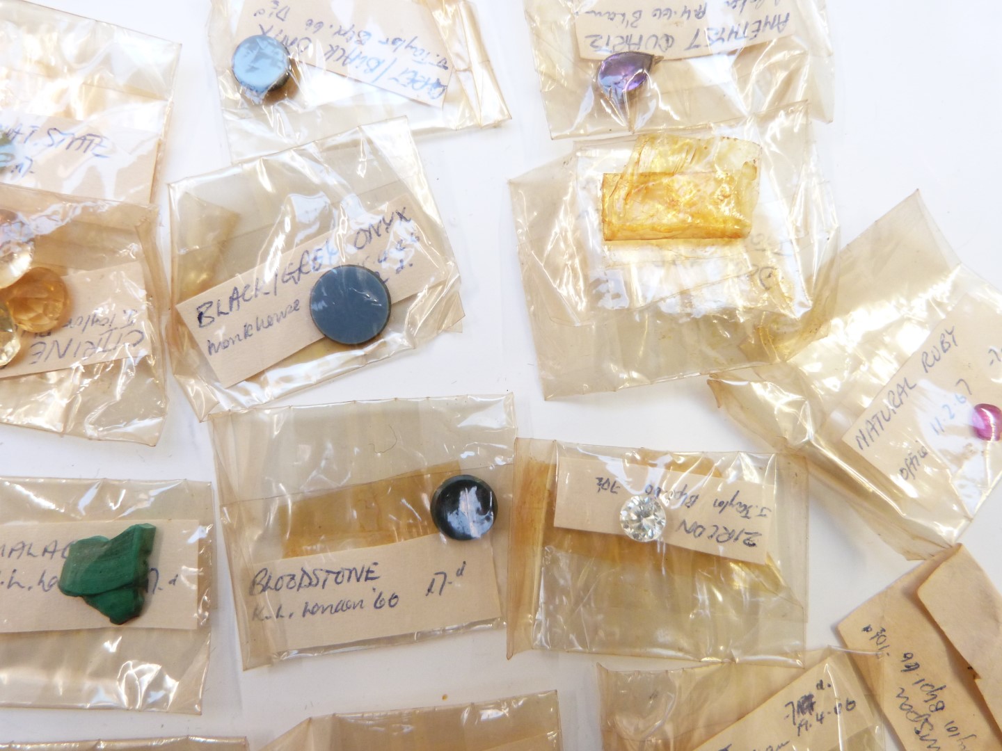 A collection of loose gemstones including moonstone cabochons, garnets, peridot, synthetic rubies, - Image 2 of 8
