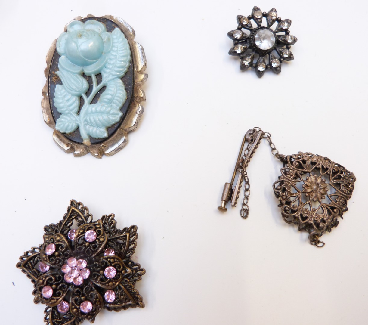 A collection of brooches including 1950's, micro mosaic, silver set with agate, filigree, dog, - Image 9 of 11