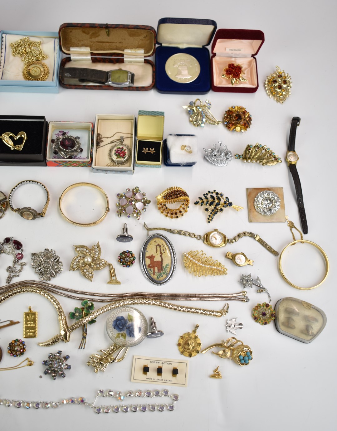 Collection of costume jewellery including silver medal, lucite brooch, 9ct gold iron charm (0.7g), - Image 3 of 5