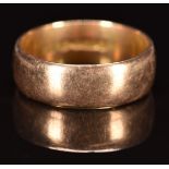 A 9ct rose gold wedding band / ring, Chester 1917, 8.0g, size W