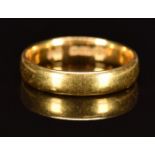 A 22ct gold wedding band / ring, 4.3g, size L