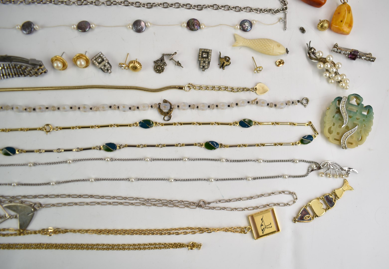 A collection of jewellery including silver fish pendant, Trifari necklace, Kenneth Lane brooch, - Image 7 of 10