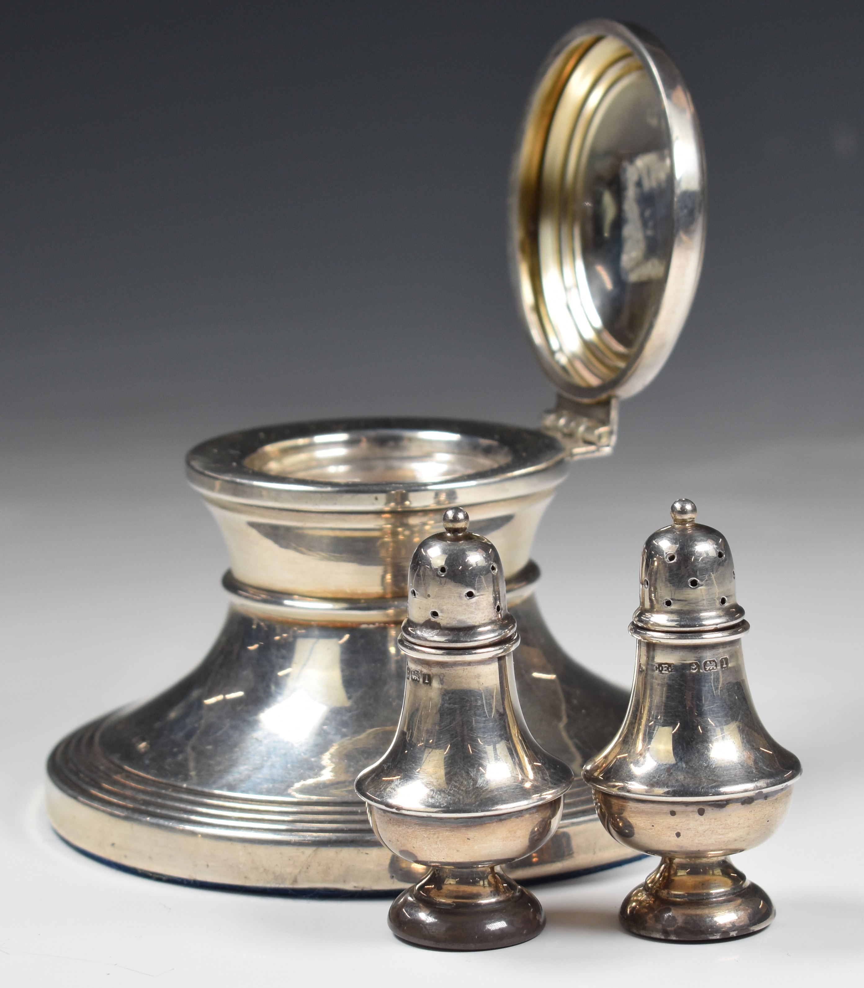 George V hallmarked silver capstan inkwell, Birmingham 1931, diameter 9cm, together with a pair of