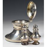 George V hallmarked silver capstan inkwell, Birmingham 1931, diameter 9cm, together with a pair of