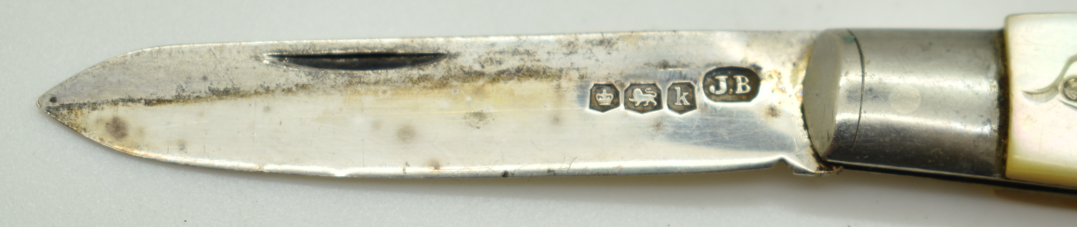 Seven Victorian and later hallmarked silver bladed mother of pearl folding fruit knives, length of - Image 6 of 9