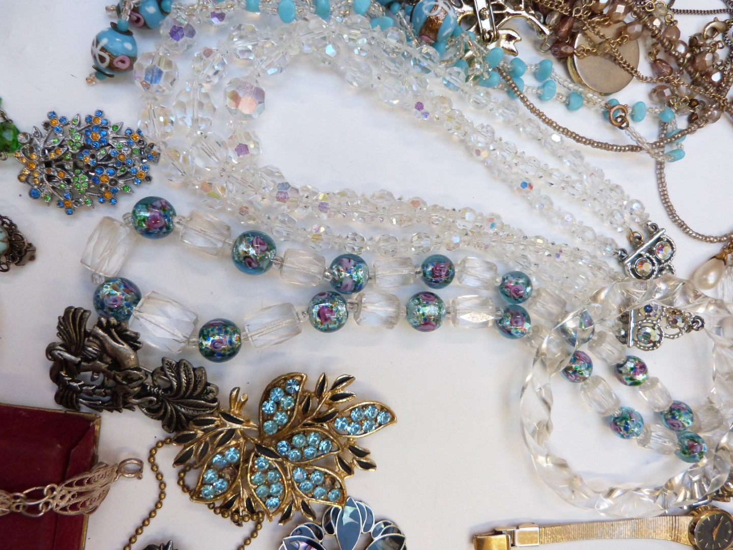 A large collection of costume jewellery including agate beads, vintage brooches, vintage earrings, - Image 3 of 10