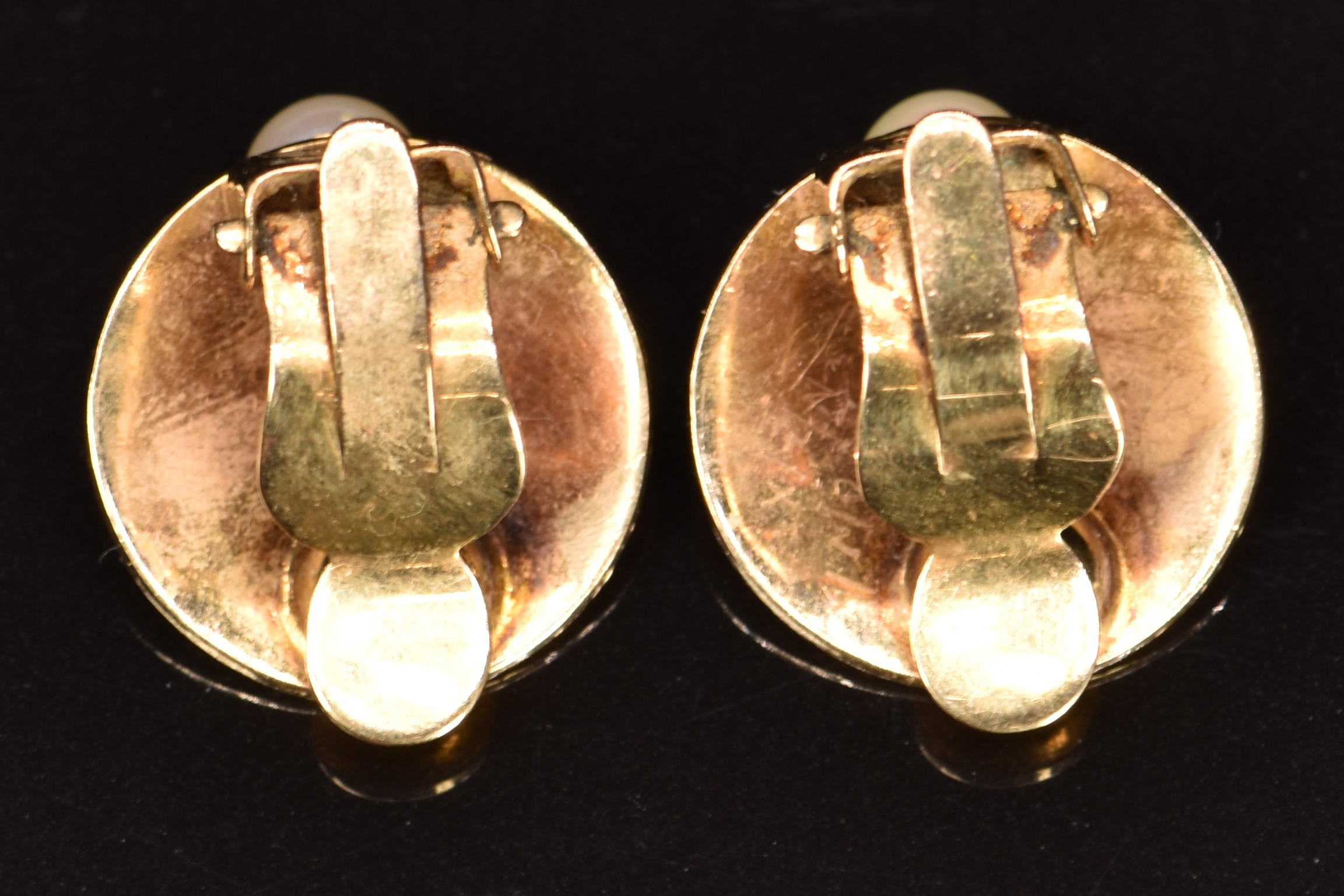 A pair of 9ct gold clip earrings in the form of a shell, each set with a pearl, 4g - Image 2 of 2