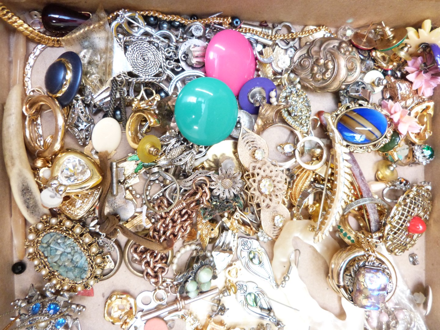 A large collection of costume jewellery including agate beads, vintage brooches, vintage earrings, - Image 9 of 10