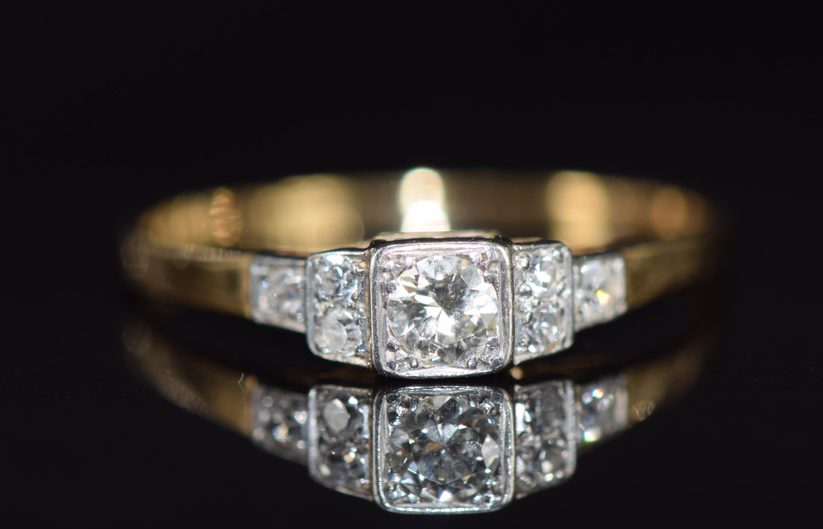 Art Deco 18ct gold ring set with seven diamonds in a tiered platinum setting, the largest diamond - Image 3 of 4