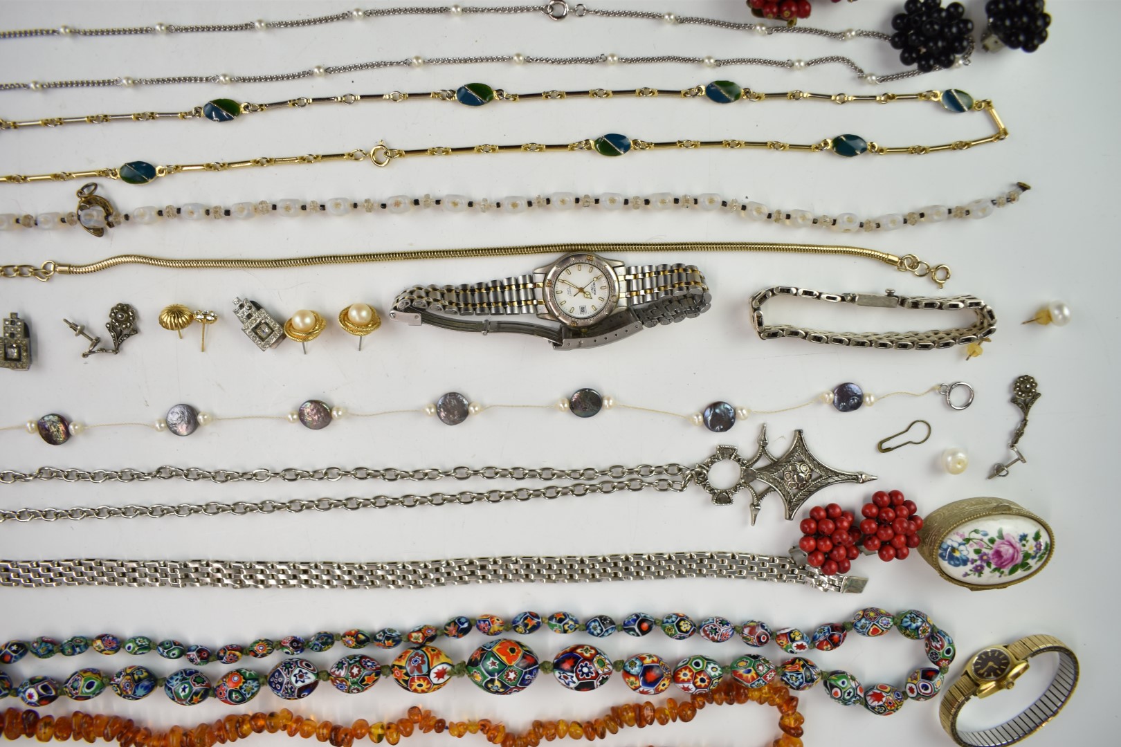 A collection of jewellery including silver fish pendant, Trifari necklace, Kenneth Lane brooch, - Image 5 of 10