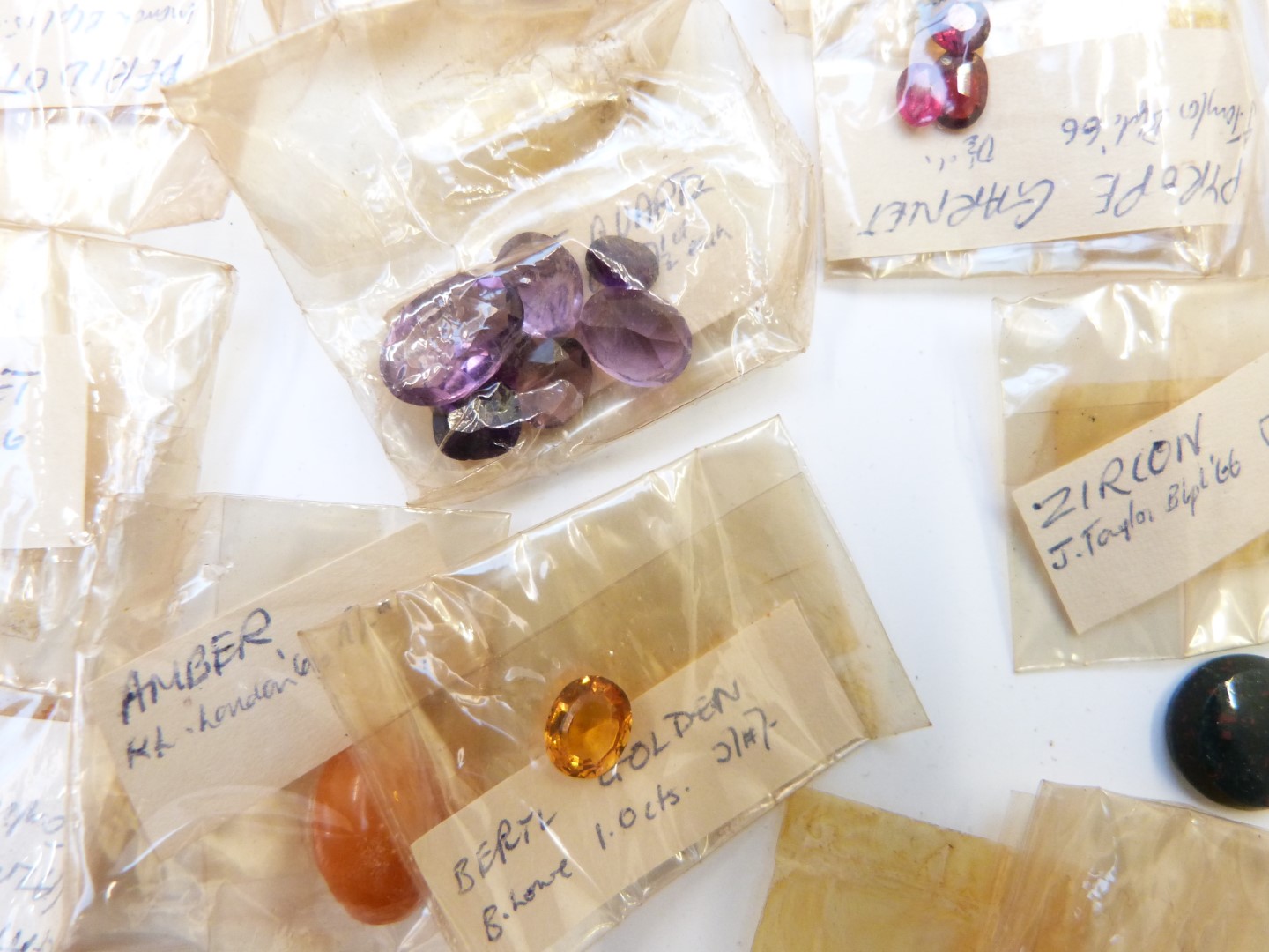 A collection of loose gemstones including moonstone cabochons, garnets, peridot, synthetic rubies, - Image 3 of 8