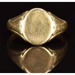 A 9ct gold signet ring, 4.1g, size P